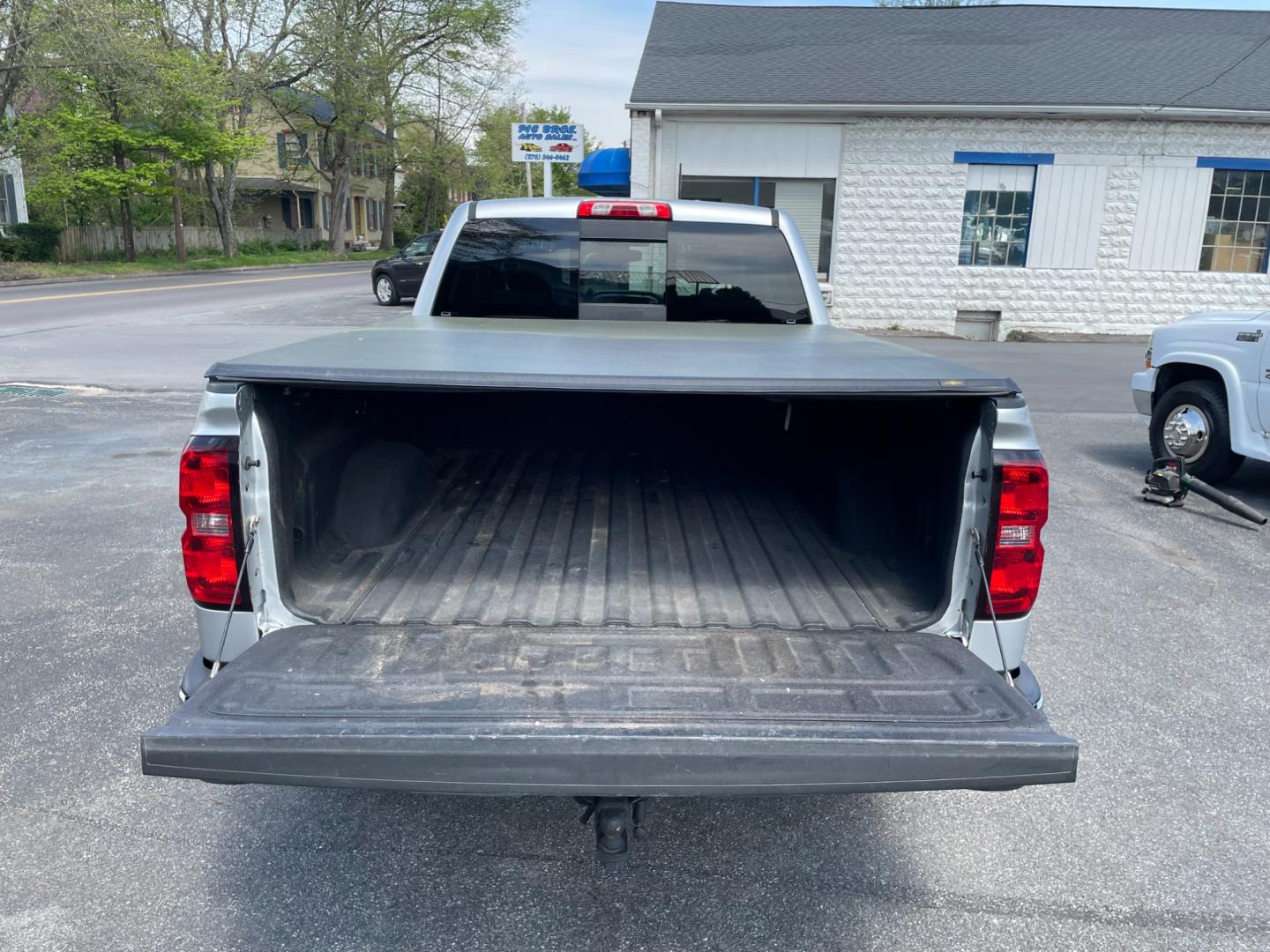 2015 silver /black Chevrolet Silverado 1500 LT Crew Cab 4WD (3GCUKREC5FG) with an 5.3L V8 OHV 16V engine, 6-Speed Automatic transmission, located at 101 N. Main Street, Muncy, PA, 17756, (570) 546-5462, 41.207691, -76.785942 - Photo#7